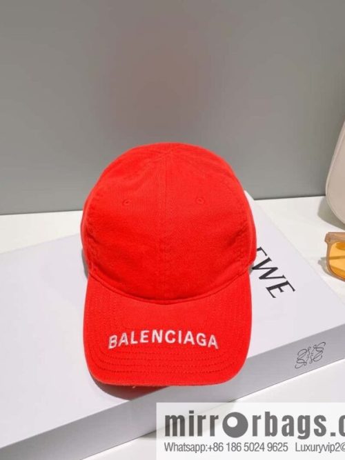 Balenciaga\'s new embroidered versatile baseball cap