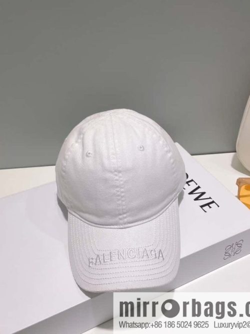 Balenciaga\'s new embroidered versatile baseball cap