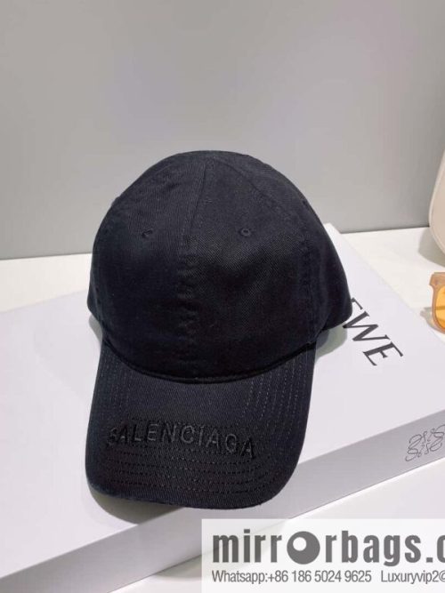 Balenciaga\'s new embroidered versatile baseball cap