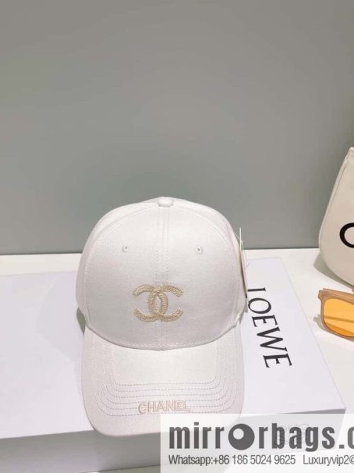 CHANEL Chanel\'s new simple embroidered logo baseball cap