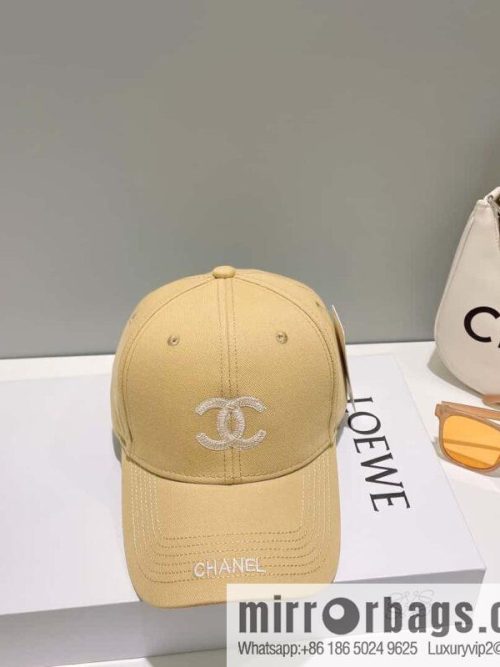 CHANEL Chanel\'s new simple embroidered logo baseball cap