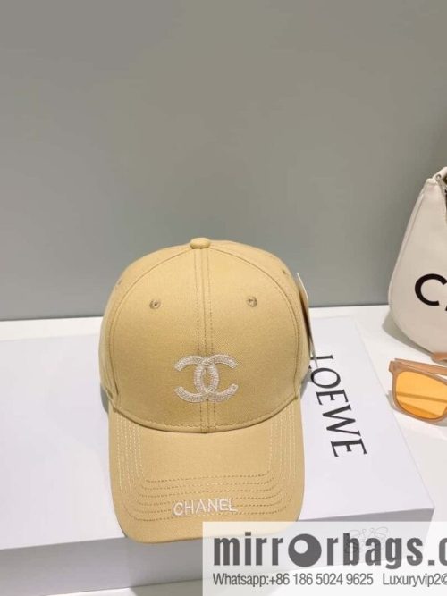 CHANEL Chanel\'s new simple embroidered logo baseball cap