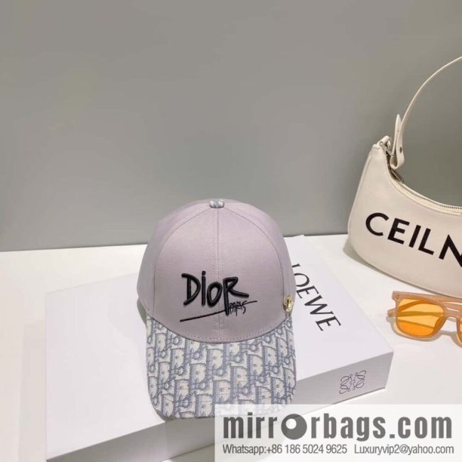 Dior\'s new embroidered alphabet canvas baseball cap
