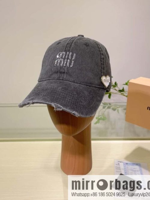 MIUMIU Miu Miu\'s new plain baseball cap
