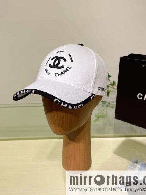 CHANEL Chanel\'s new simple embroidered logo baseball cap