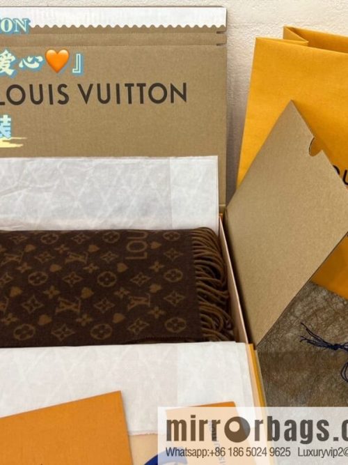 LV Louis Vuitton \"Game On\" Love Shawl Scarf M77377