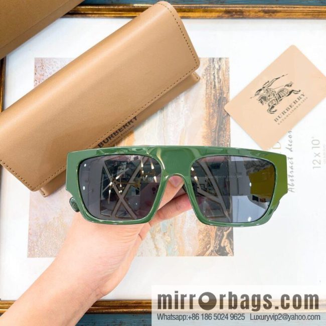 Burberry Burberry Large Frame Unisex Sunglasses - Image 4