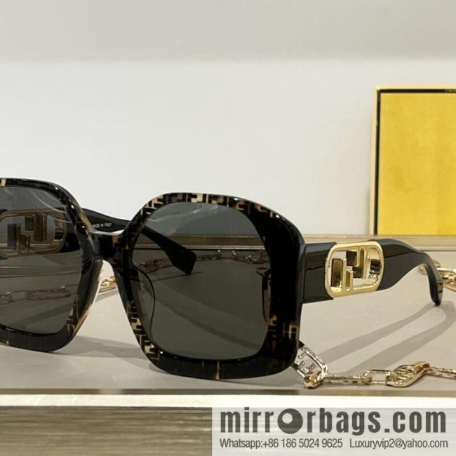 Fendi iconic logo large square sunglasses - Image 3