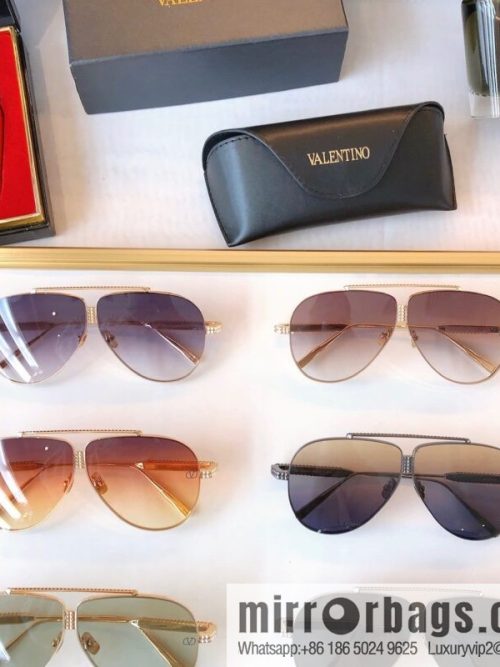 VALENTINO Valentino temple three-sided three-dimensional rivet surround sunglasses