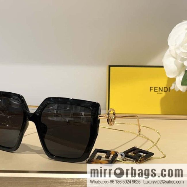 Fendi classic large square women\'s sunglasses - Image 3