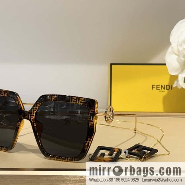 Fendi classic large square women\'s sunglasses - Image 4