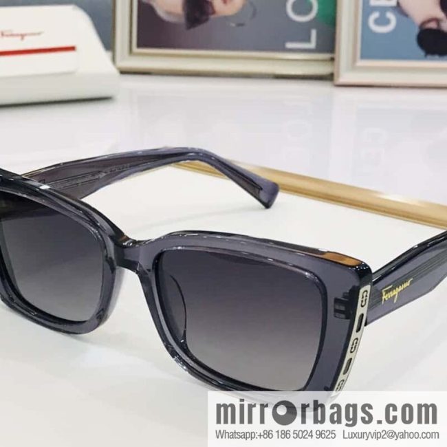 Ferragamo logo temple unisex sunglasses - Image 9