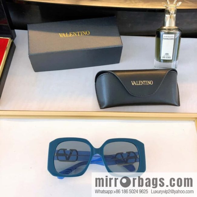 VALENTINO Valentino Large Box Unisex Sunglasses - Image 3