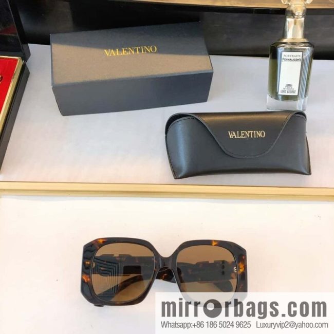 VALENTINO Valentino Large Box Unisex Sunglasses - Image 6