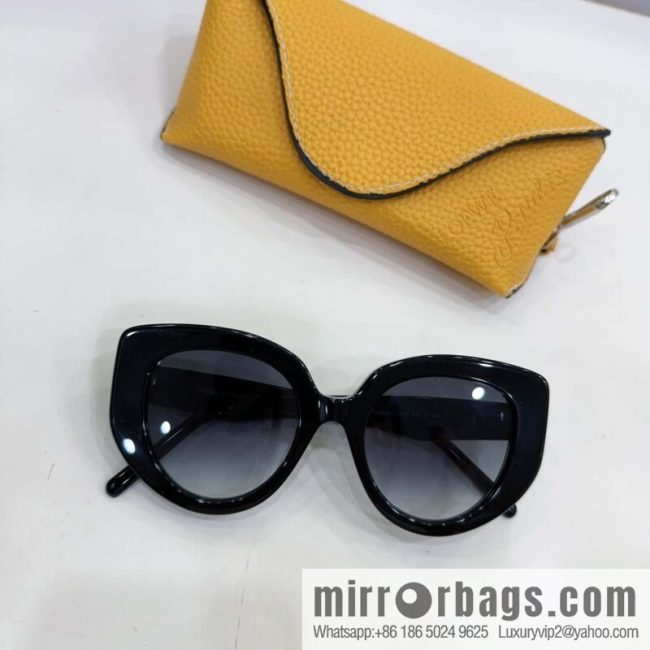 LOEWE Square Unisex Sunglasses - Image 4