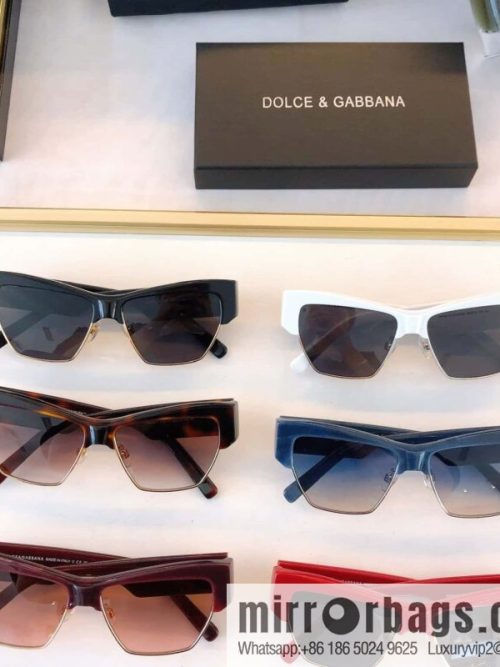 DOLCE & GABBANA Dolce & Gabbana temple three-dimensional letters