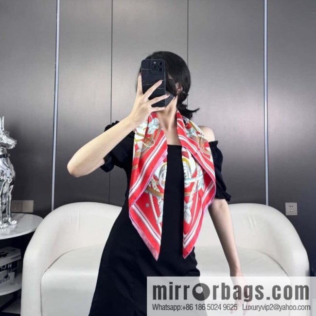 LV [L three-dimensional relief pattern 90] silk printing square towel