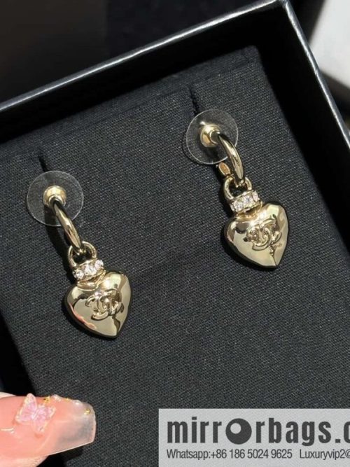 ❗️New ❗️ Chanel stud earrings ☀️ new ☑️ Chanel c2 double c gold peach heart love stud earrings ☀️