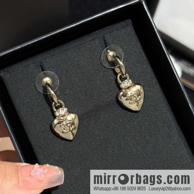 ❗️New ❗️ Chanel stud earrings ☀️ new ☑️ Chanel c2 double c gold peach heart love stud earrings ☀️