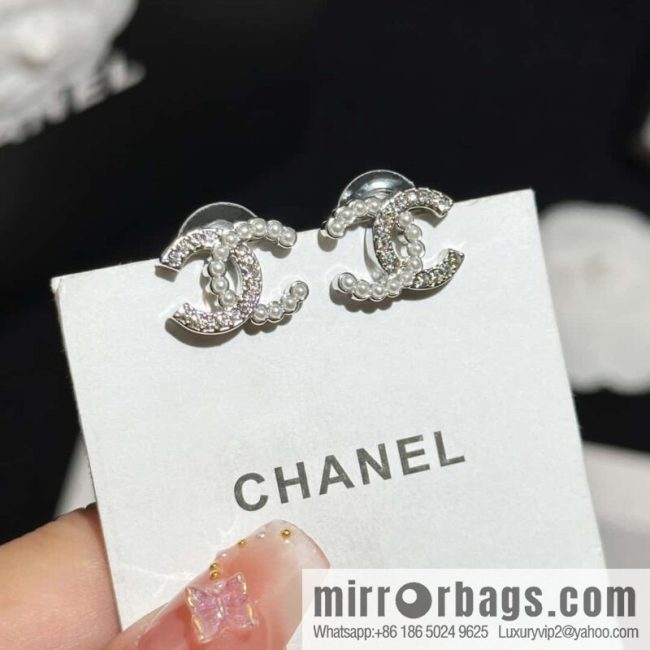 ❗️New ❗️ Chanel stud earrings ☀️ new ☑️ Chanel c1 double c half pearl half diamond stud earrings ☀️