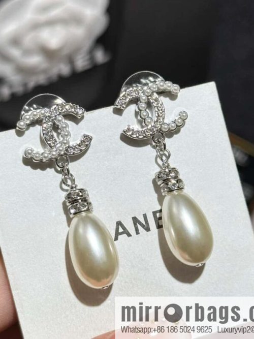 ❗️New ❗️ Chanel stud earrings ☀️ new ☑️ Chanel c2 double c half pearl half diamond stud earrings ☀️