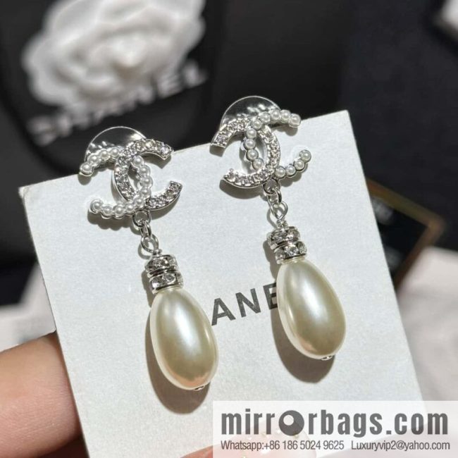 ❗️New ❗️ Chanel stud earrings ☀️ new ☑️ Chanel c2 double c half pearl half diamond stud earrings ☀️