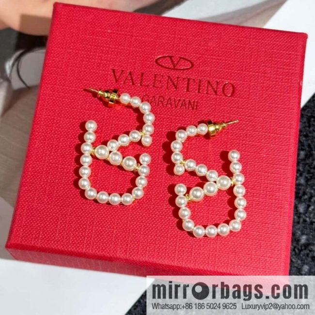 ❗️New ❗️ New ☑️ Valentino pearl stud earrings