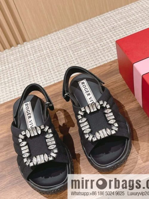 𝐑𝐨𝐠𝐞𝐫 𝐕𝐢𝐯𝐢𝐞𝐫 Viv Run Moonlight Button Sandals