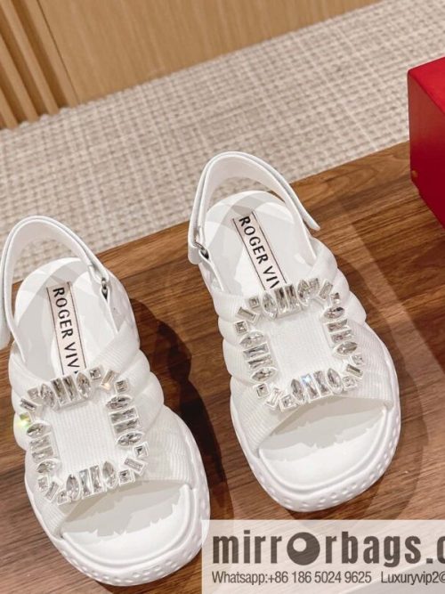 𝐑𝐨𝐠𝐞𝐫 𝐕𝐢𝐯𝐢𝐞𝐫 Viv Run Moonlight Button Sandals