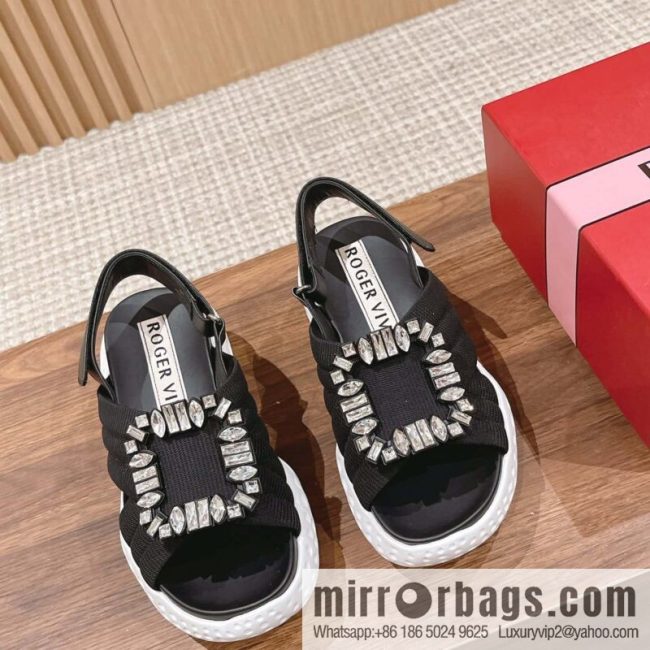 𝐑𝐨𝐠𝐞𝐫 𝐕𝐢𝐯𝐢𝐞𝐫 Viv Run Moonlight Button Sandals