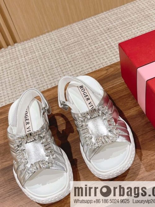 𝐑𝐨𝐠𝐞𝐫 𝐕𝐢𝐯𝐢𝐞𝐫 Viv Run Moonlight Button Sandals