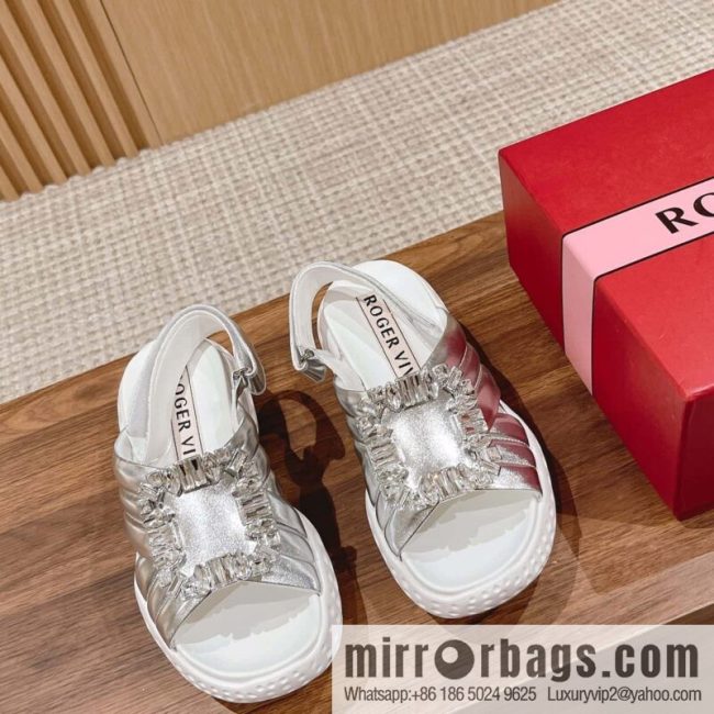 𝐑𝐨𝐠𝐞𝐫 𝐕𝐢𝐯𝐢𝐞𝐫 Viv Run Moonlight Button Sandals