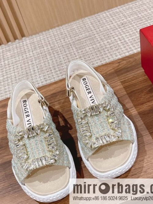 𝐑𝐨𝐠𝐞𝐫 𝐕𝐢𝐯𝐢𝐞𝐫 Viv Run Moonlight Button Sandals