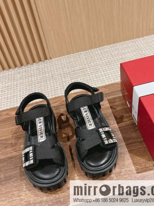 𝐑𝐨𝐠𝐞𝐫 𝐕𝐢𝐯𝐢𝐞𝐫 𝐓𝐡𝐢𝐜𝐤 𝐓𝐫𝐞𝐤𝐤𝐲# Roger Vivia Diamond Button Sandals
