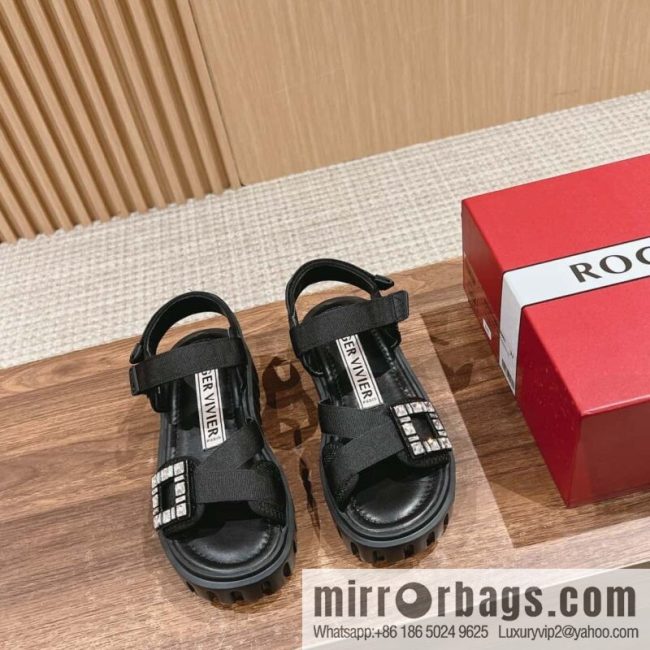 𝐑𝐨𝐠𝐞𝐫 𝐕𝐢𝐯𝐢𝐞𝐫 𝐓𝐡𝐢𝐜𝐤 𝐓𝐫𝐞𝐤𝐤𝐲# Roger Vivia Diamond Button Sandals
