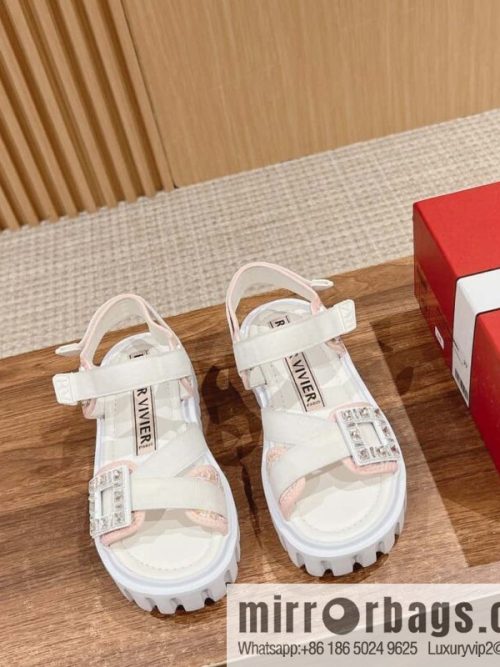 𝐑𝐨𝐠𝐞𝐫 𝐕𝐢𝐯𝐢𝐞𝐫 𝐓𝐡𝐢𝐜𝐤 𝐓𝐫𝐞𝐤𝐤𝐲# Roger Vivia Diamond Button Sandals