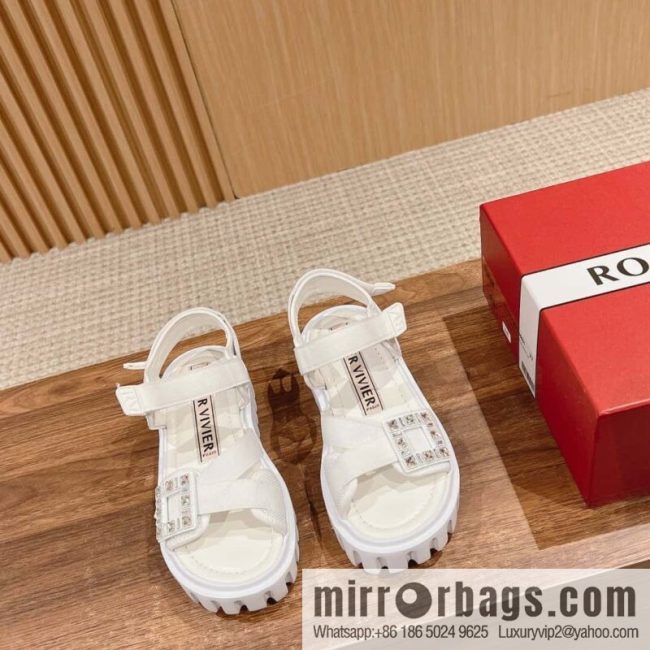𝐑𝐨𝐠𝐞𝐫 𝐕𝐢𝐯𝐢𝐞𝐫 𝐓𝐡𝐢𝐜𝐤 𝐓𝐫𝐞𝐤𝐤𝐲# Roger Vivia Diamond Button Sandals