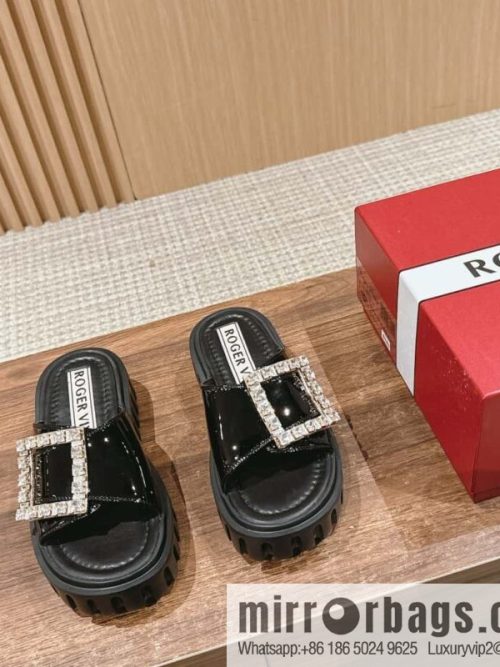 𝐑𝐎𝐆𝐄𝐑 𝐕𝐈𝐕𝐈𝐄𝐑 Roger Vivia\'s new cookie platform slippers