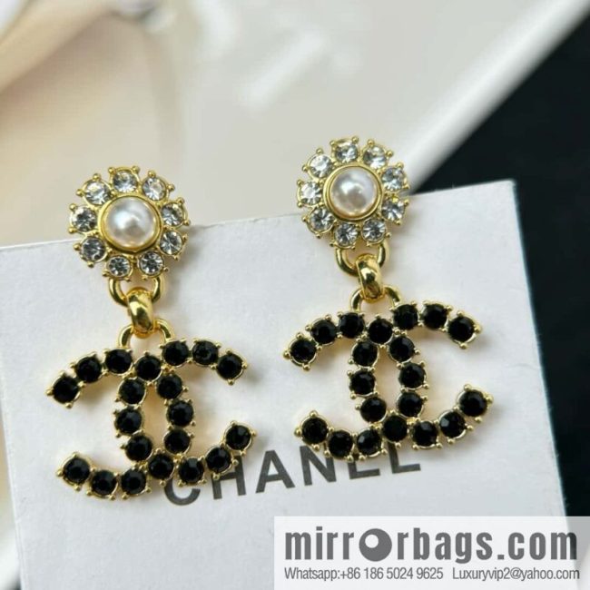 ❗️New ❗️ Chanel stud earrings ☀️ new ☑️ Chanel c2 double c black diamond stud earrings ☀️