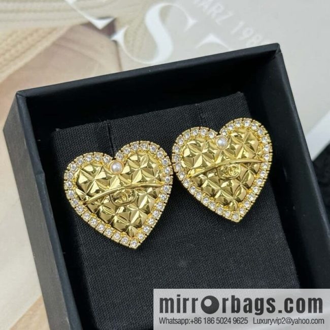 ❗️New ❗️ Chanel stud earrings ☀️ new ☑️ Chanel c1 double c gold diamond peach heart love stud earrings ☀️