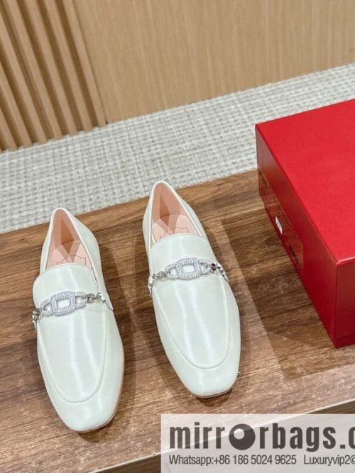 𝐑𝐨𝐠𝐞𝐫 𝐕𝐢𝐯𝐢𝐞𝐫 𝟮𝟬𝟮𝟰/𝐬𝐬 RV Roger Vivia\'s new one-pedal diamond buckle loafers