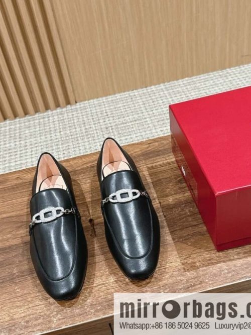 𝐑𝐨𝐠𝐞𝐫 𝐕𝐢𝐯𝐢𝐞𝐫 𝟮𝟬𝟮𝟰/𝐬𝐬 RV Roger Vivia\'s new one-pedal diamond buckle loafers