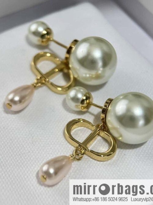 New ☑️ DIOR CD pink pearl stud earrings