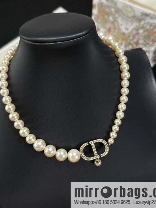 New ☑️ DIOR pearl necklace