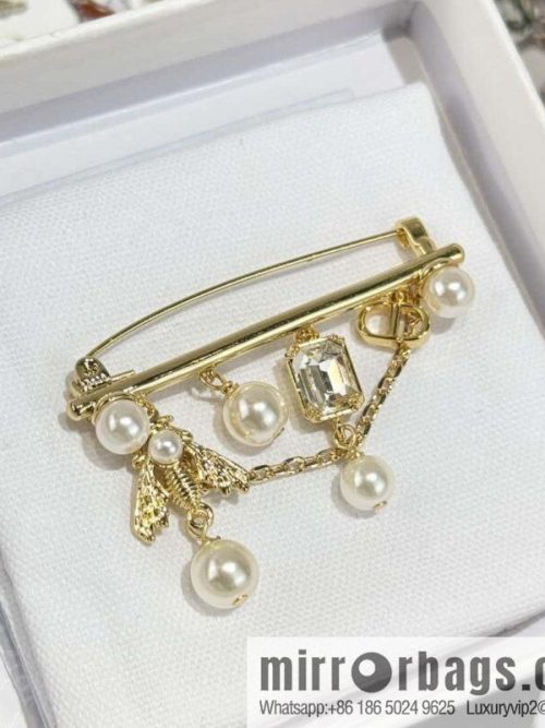 New ☑️ DIOR Bee Pearl Brooch