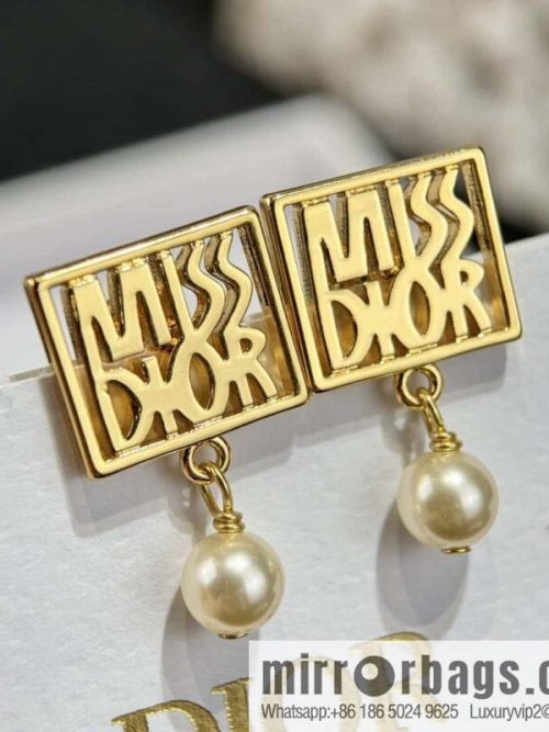 New ☑️ DIOR MISS pearl stud earrings