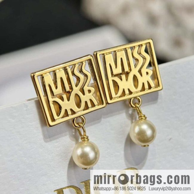 New ☑️ DIOR MISS pearl stud earrings