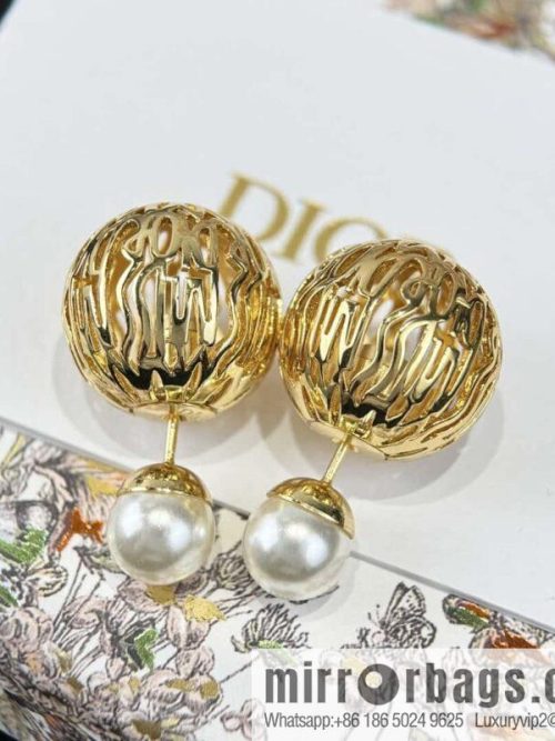 New ☑️ DIOR pearl hollow stud earrings
