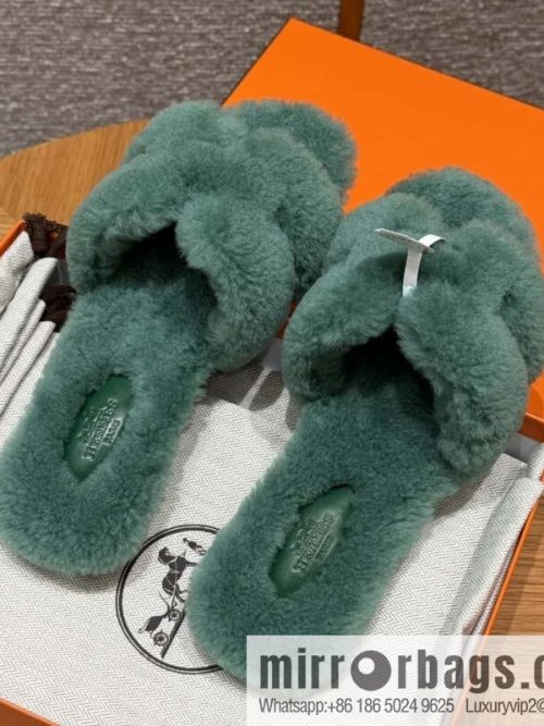 HERMES 181 Oran sandals, green/Green woolskin