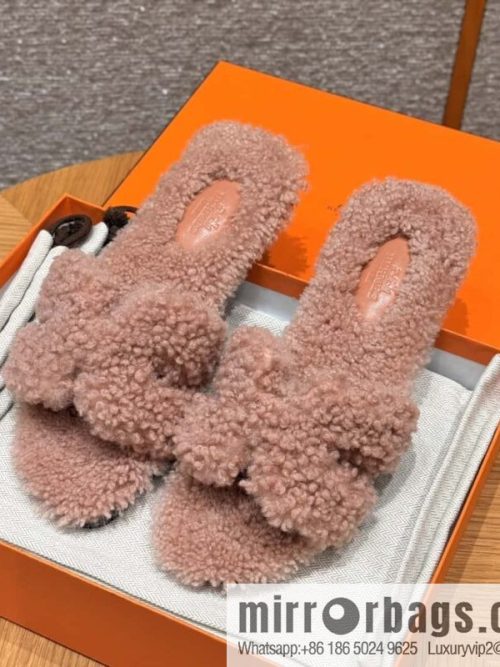 HERMES 181 Oran sandals, Naked pink/woolskin